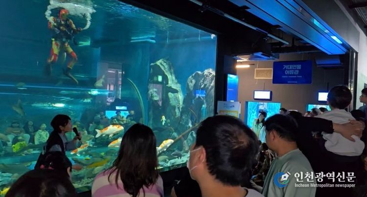 충북아쿠아리움이 쓴 ‘교감의 서사시’ 화제(수중공연)