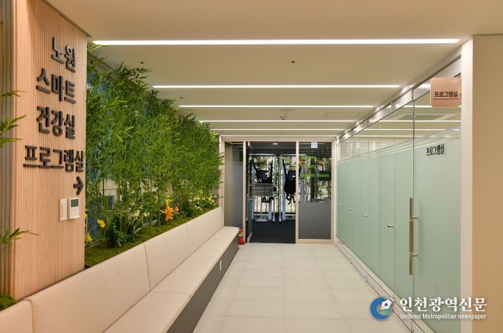 중계어르신센터 2층 복도(스마트 건강실, 프로그램실 입구)