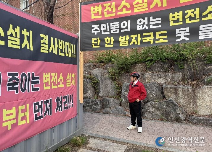 이필형 동대문구청장이 13일 따릉이로 출근하면서 청량리 변전소 예정 부지를 둘러보고 있다.