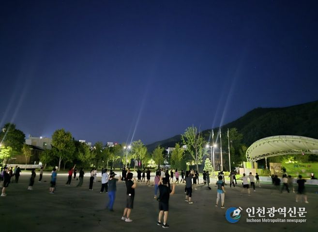 홍천군, 주민과 함께하는 야외 건강 체조 프로그램 '7시에 만나요, 오늘도 체조하 숲!' 운영