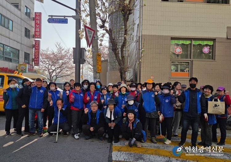 의정부시 호원1동 통장협의회, 여름철 침수 예방 위한 '빗물받이 일제 정비' 실시