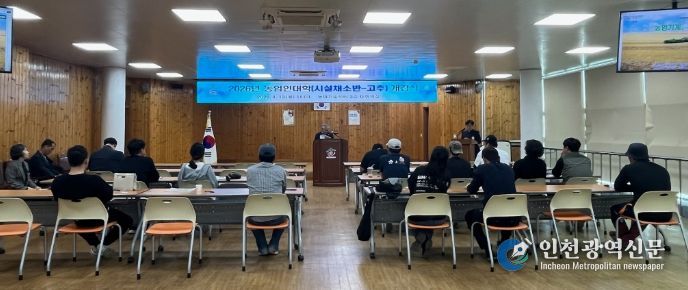 교육생들과 함께 2026년 창녕군농업인대학 시설채소반 개강식을 진행하고 있다