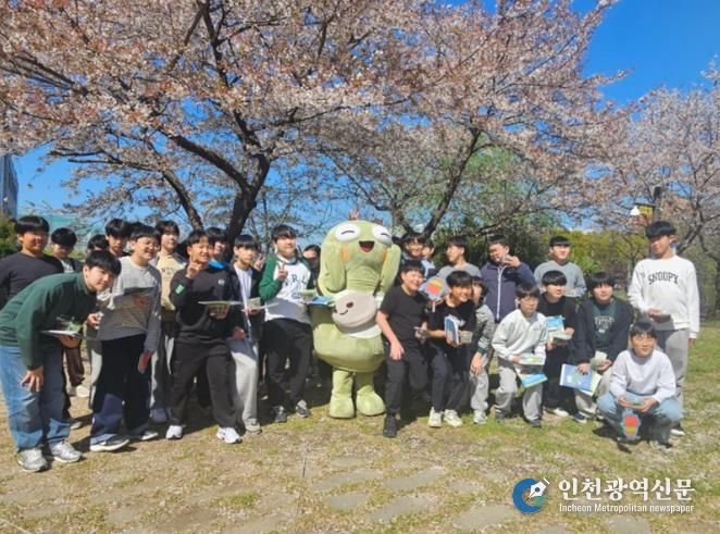 참가자들이 뚜비와 기념 촬영을 하고 있다.