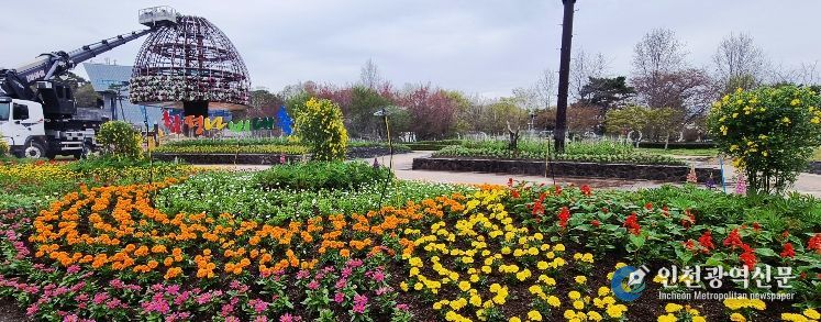 함평엑스포공원 대형 꽃탑 설치 모습