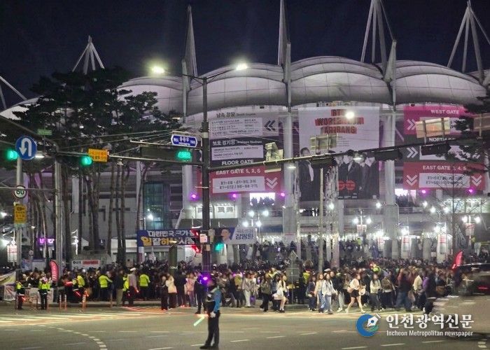 ‘BTS 월드투어 아리랑 인 고양‘ 종료 후 관객들이 순차적으로 퇴장하고 있다.