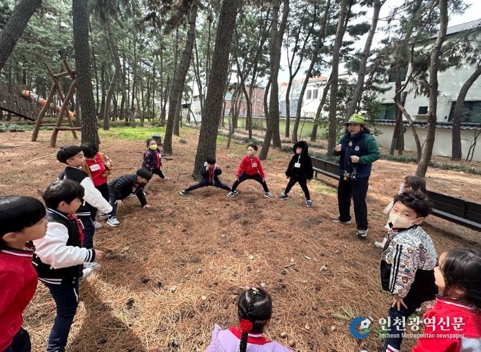 ‘찾아가는 유아숲교육’에 참여중인 아이들의 모습.