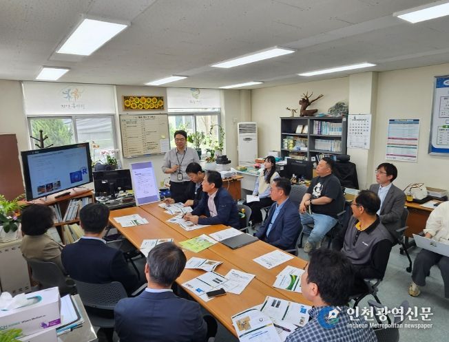 1. 천안시농업기술센터가 14일 풍세광덕지소에서 한국형 신속 간편 토양분석 시스템 현장 적용 시연회를 진행하고 있다.