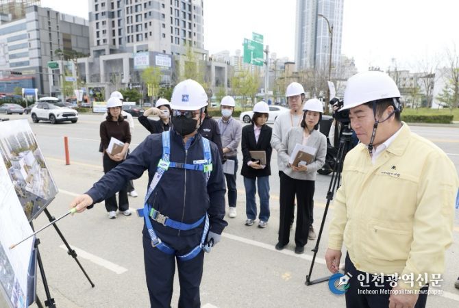 아산 The새로이센터 현장점검 사진(오른쪽 오세현 아산시장)