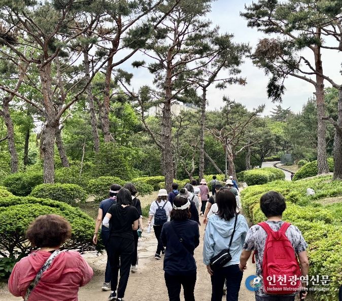 용산구민들이 남산공원 일대를 걸으며 걷기 활동에 참여하고 있다.