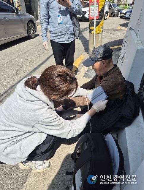 장위1동 주민센터 간호사가 뇌졸중이 의심되는 어르신의 상태를 확인하고 있다