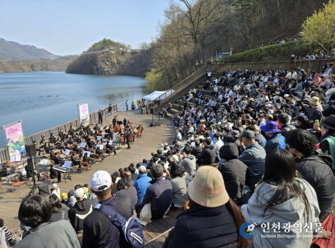생거진천문화재단 기획 무대(군립교햑안단 공연)
