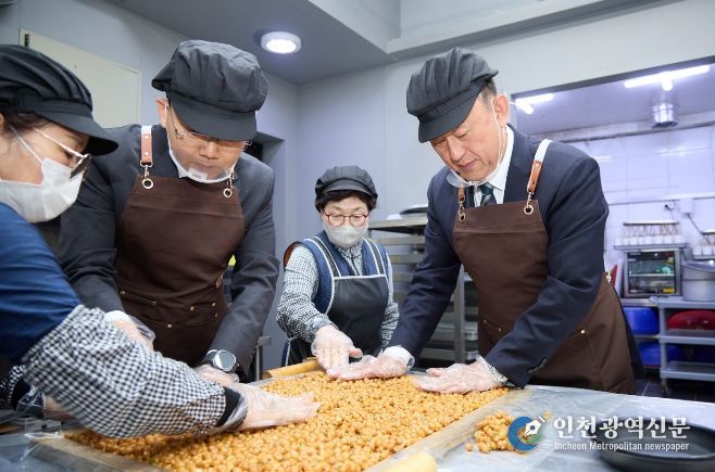 이충우 여주시장, 여주시니어클럽 공동체사업단 현장 찾아 노인일자리 참여자 격려