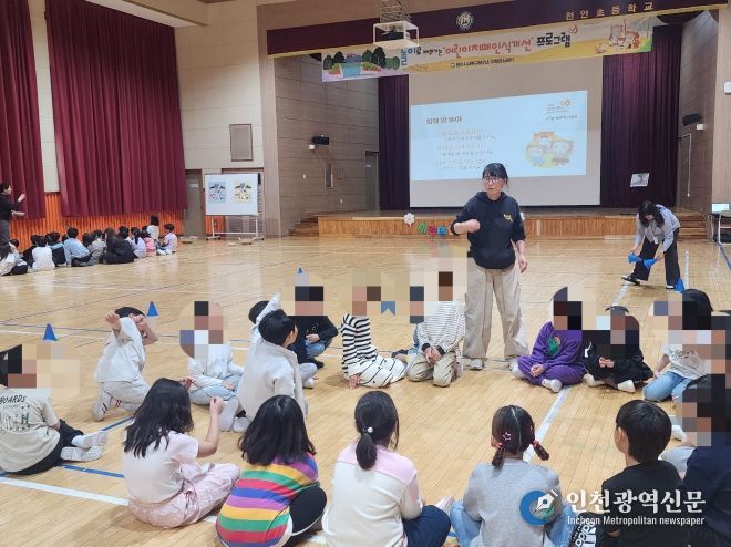 1. 천안시 치매안심센터가 15일 천안초등학교에서 치매인식 개선 프로그램을 운영하고 있다.