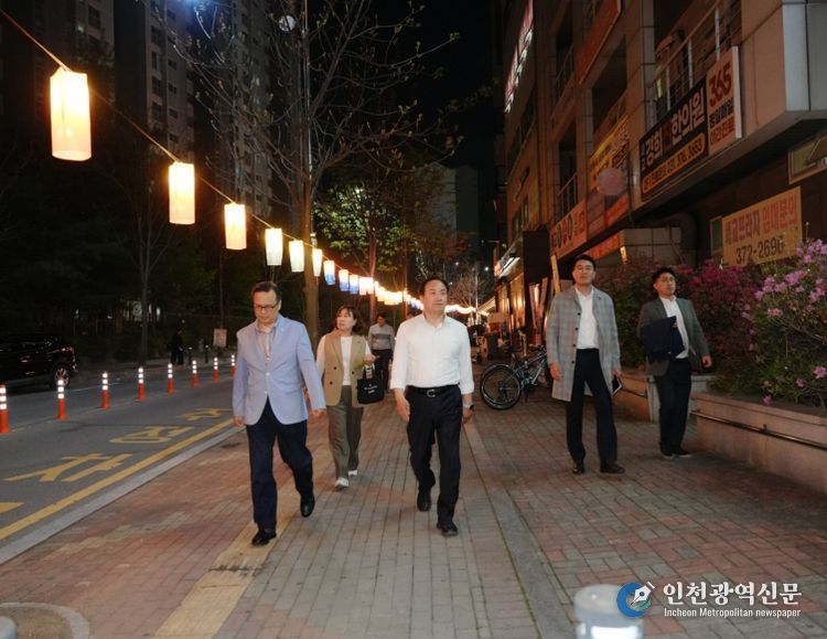 금암중심상가 청사초롱 현장점검 모습