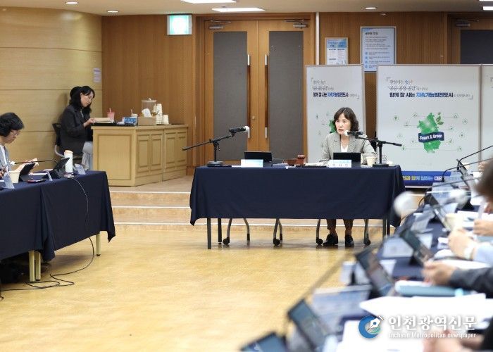 최혜민 광명시장 권한대행(부시장)이 15일 시청 대회의실에서 열린 '2050 탄소중립녹색성장위원회 제1차 정기회의'를 주재하고 있다.