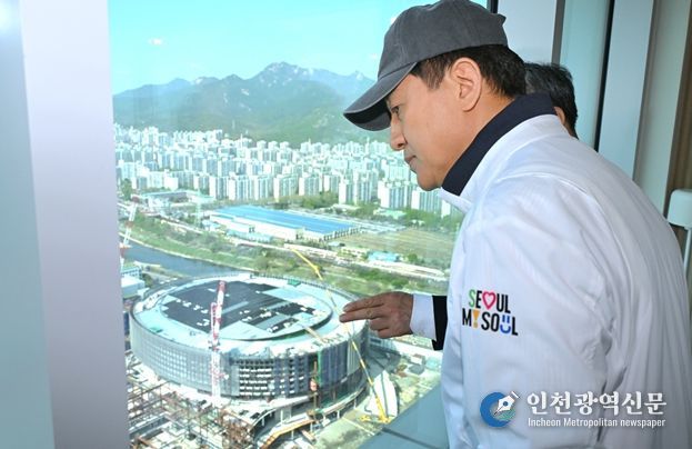 오세훈 서울시장이 15일(수) 도봉구 씨드큐브 창동 스카이라운지에서 서울아레나를 비롯한 주변 시설 현장을 둘러보고 있다.