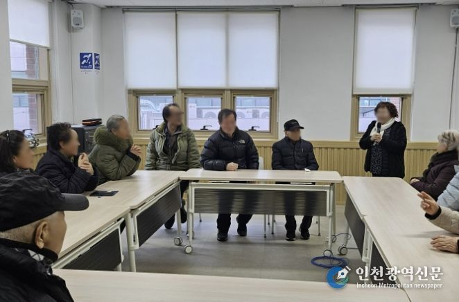 시민들이 부천시장애인회관에 설치된 텔레코일존을 이용하고 있다.