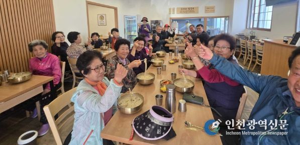 밀양시 부북면 소재 순이네칼국수에서 지역 어르신들이 칼국수를 드시며 담소를 나누고 있다.
