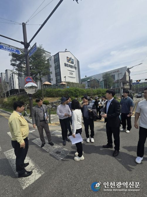 병점구청장을 비롯한 관계 공무원들이 ‘로드아이(RDAI)’ 활동의 일환으로 현장 점검을 실시하고 있다