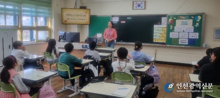 광주광역시서부교육지원청 서부Wee센터 전문상담사가 16일 광주극락초등학교 5학년 교실을 방문해 ‘학교 방문 생명존중 및 자살예방 교육’을 진행하고 있다.