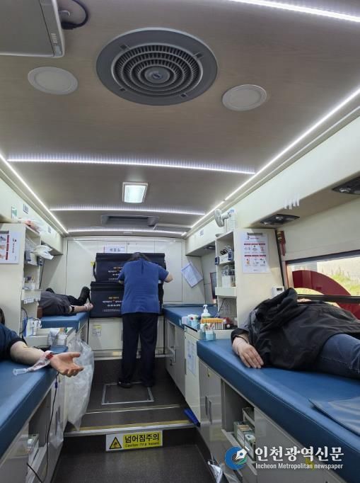 충남교육청 교직원이 헌혈에 참여하고 있는사진