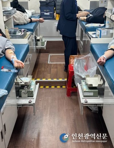 헌혈버스에서 헌혈에 참여하고 있는 모습