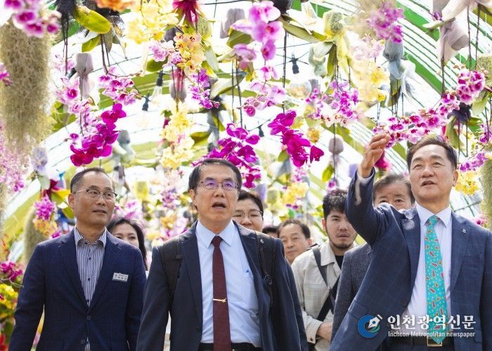 오른쪽부터 농업생태원을 둘러보는 정장선 평택시장, 황웨이저 대만 타이난시장, 이우진 평택시 농업기술센터 소장